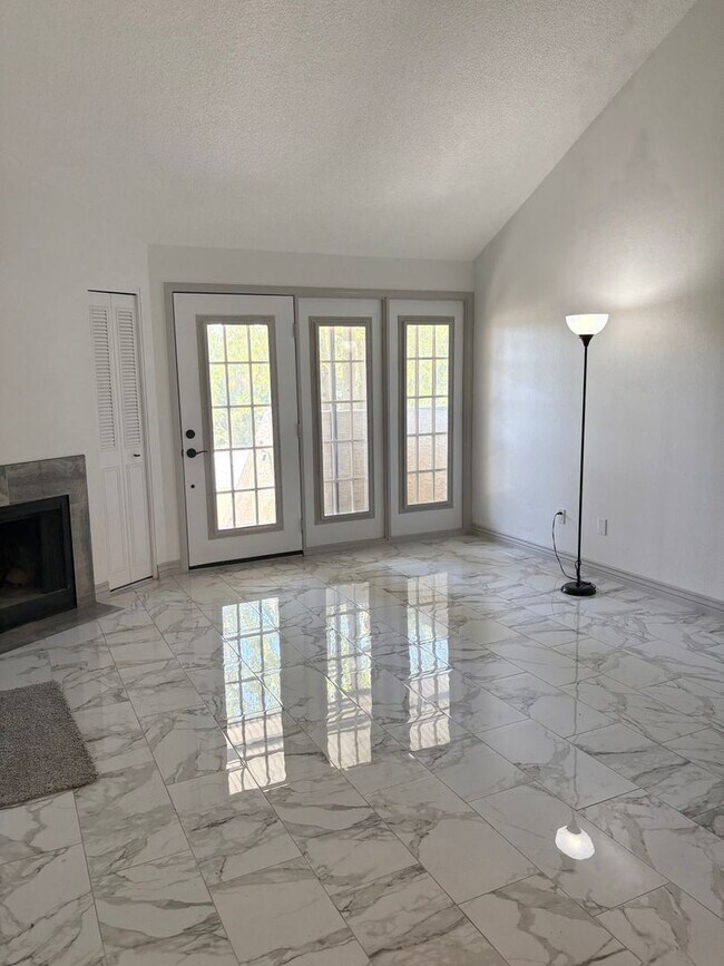 Foto del edificio - **SLEEK 1 BEDROOM/1 BATHROOM/LOFT/1 CAR GARAGE CONDO IN MESA (BROWN RD & CENTER ST)**