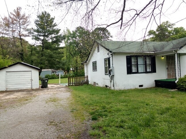 Building Photo - Single Family Home - Large Fenced Yard