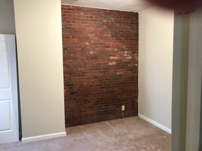 Building Photo - 369 Hanover St