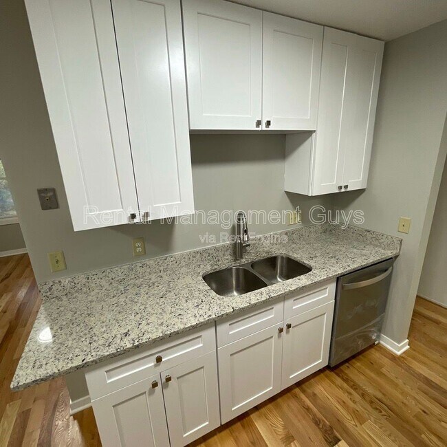 Foto del edificio - 8229 Halifax Ct N