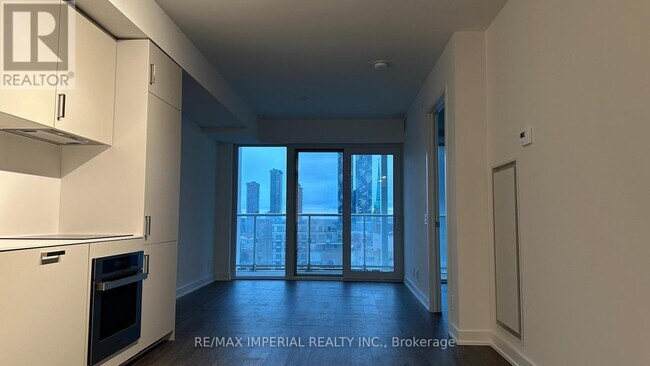 Building Photo - 88 Queen St E