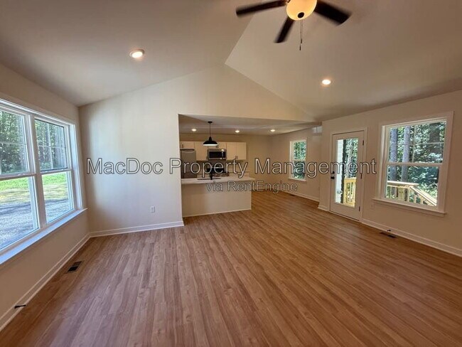 Foto del edificio - 387 Forest Grove Rd