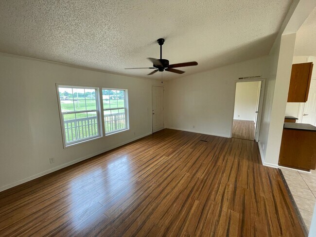 Building Photo - Large 3 bedroom 2 bathroom home available ...