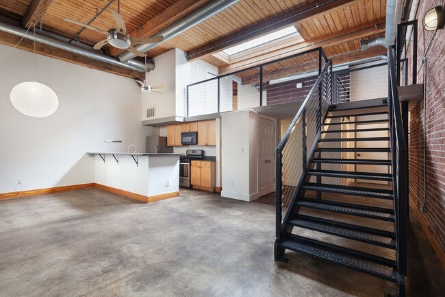 Industrial-Chic 2/2 Loft with Garage Near ... - Industrial-Chic 2/2 Loft with Garage Near ...