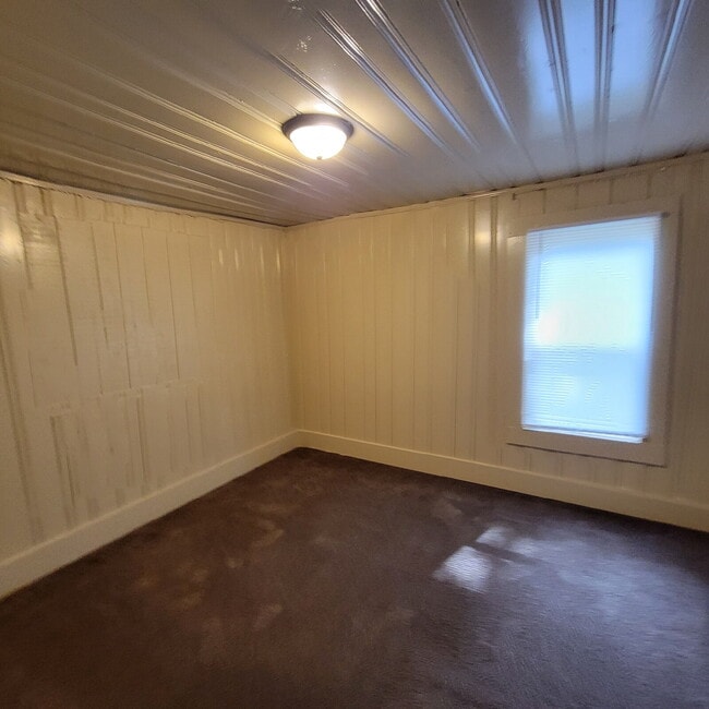 Building Photo - Spacious 3 bedroom