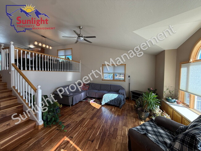 Foto del edificio - Spacious 5 Bed, 3 Bath Home with Triple Ga...