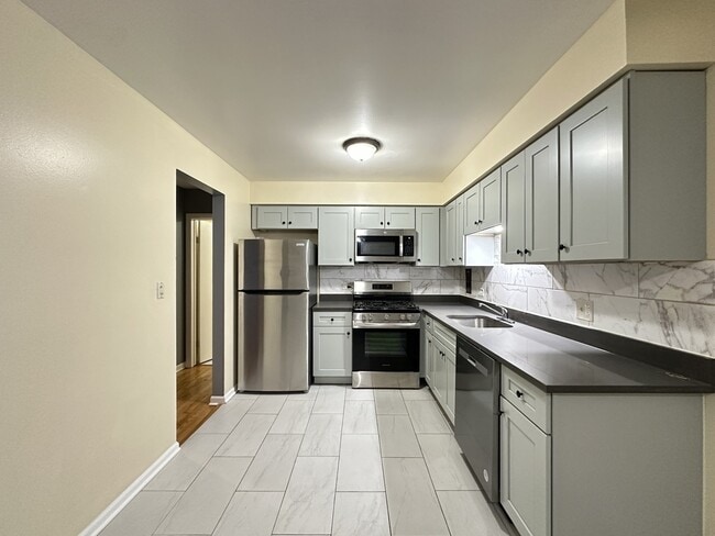 Building Photo - 630 Lincoln Ave