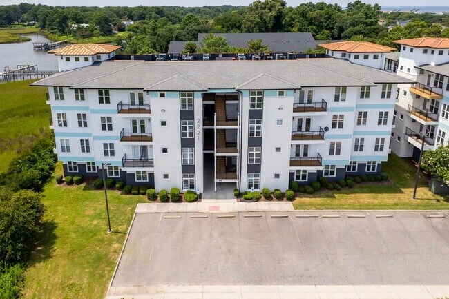 Foto del edificio - 2221 Pretty Lake Ave