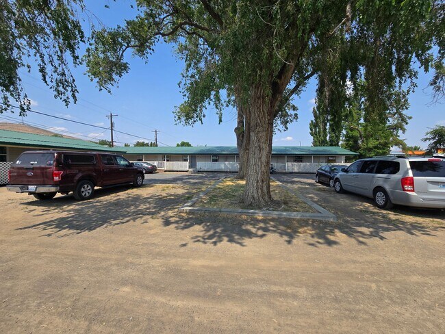 Foto del edificio - Freshly Remolded 2 Bedroom Apartment Move-...
