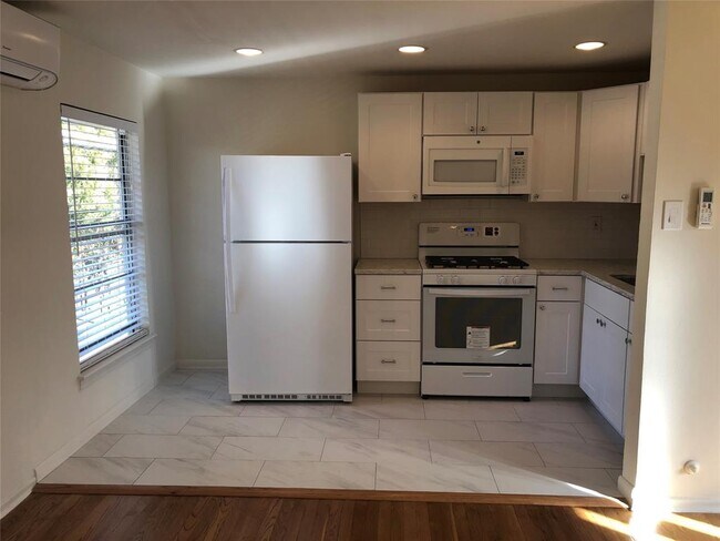 Building Photo - 6117 Bandera Ave