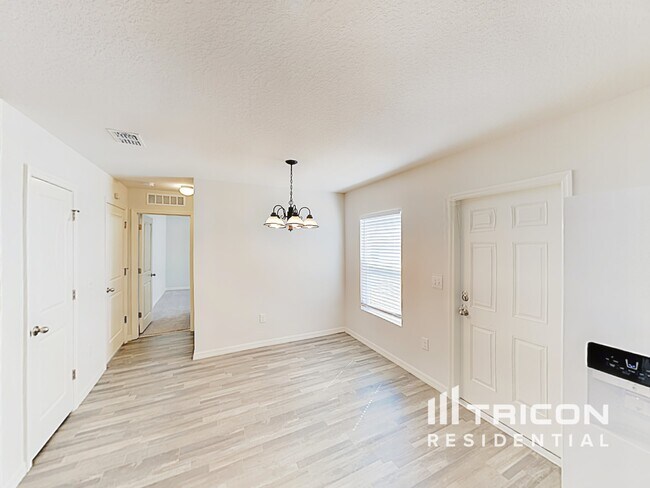 Foto del edificio - 2425 Lake Forest Ave