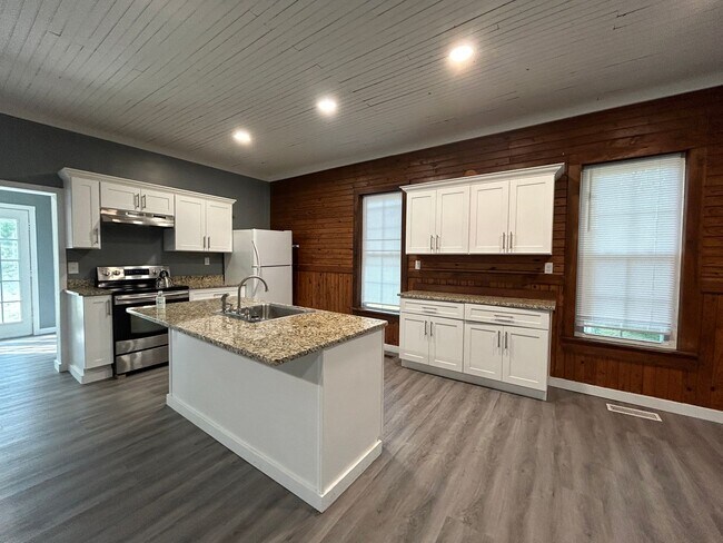 Foto del edificio - 4 Bedroom, 2 Bath with Bonus Room- Single ...