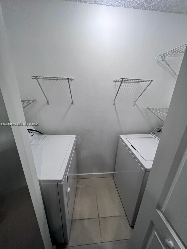 Foto del edificio - 933 NE 199th St