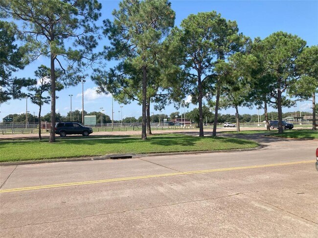 Foto del edificio - 1311 Parkside Dr
