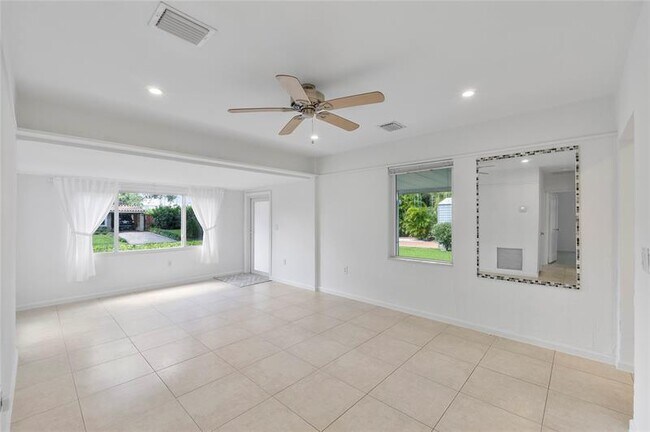 Building Photo - 931 SW 21st Ct