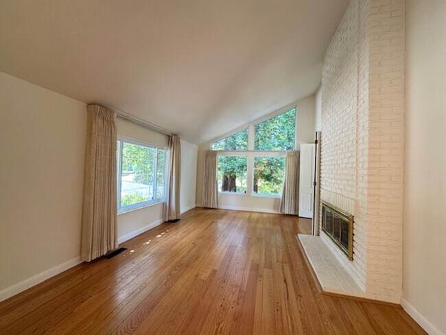 Building Photo - Single level home with pool in Whitegate c...