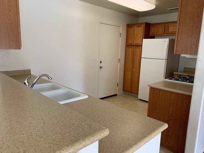 Building Photo - Lovely 2 Bed, 2 Bath in Paseo Del Lago!