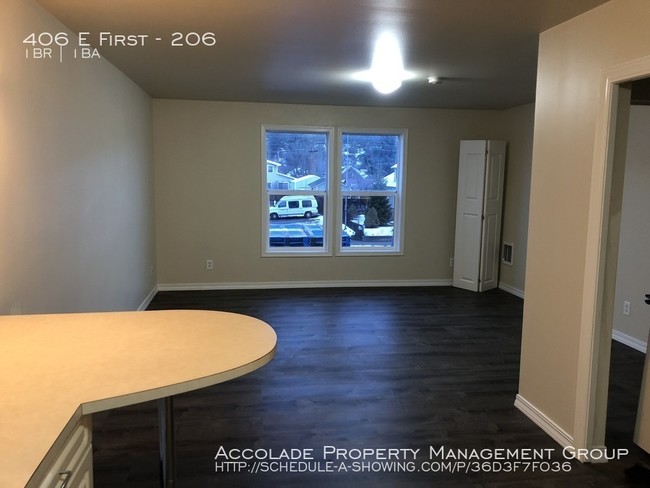 Building Photo - Studio Apartment with Nice Natural Light