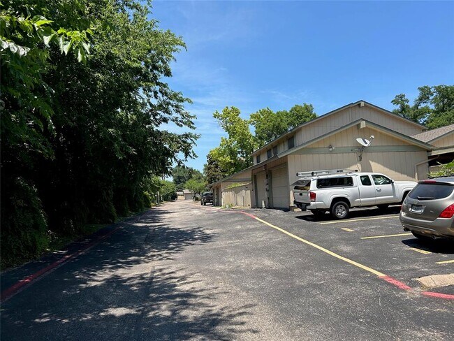Foto del edificio - 9509 Blue Creek Ln