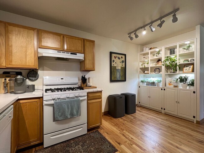 Foto del edificio - Spacious 4 Bed/3.5 Bath in Boulder - Available July 6th!