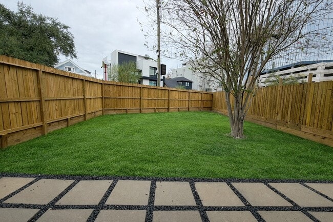 Building Photo - 705 Stanford St