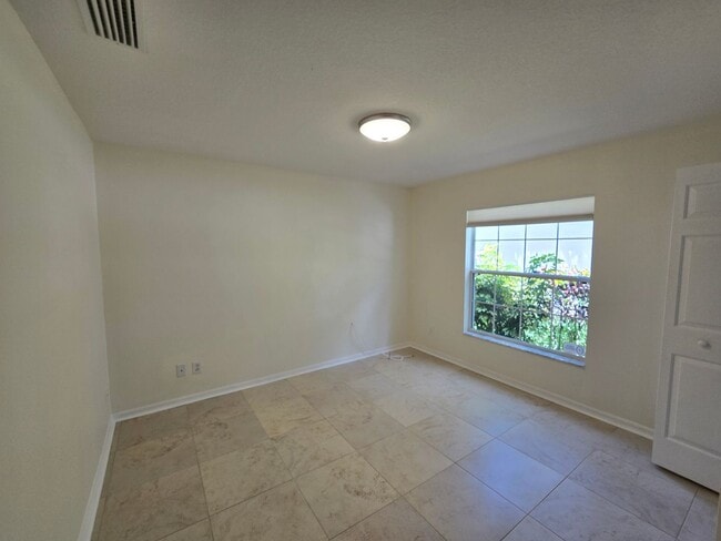 Foto del edificio - 4 Bedroom 2 Bathroom in Waterford Lakes