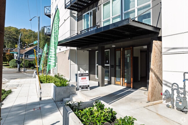 Building Photo - Columbia City