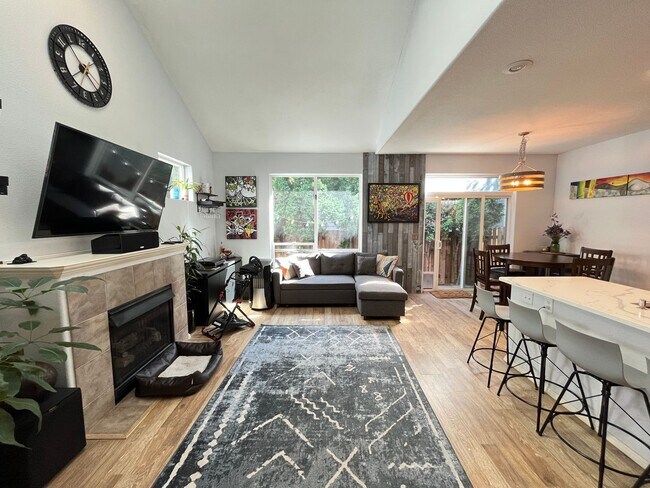 Building Photo - Lovely 2Bd + 2.5Ba in Beaverton!! Minutes Away From Nike! New Roof, Fence, Paint and Additional B...