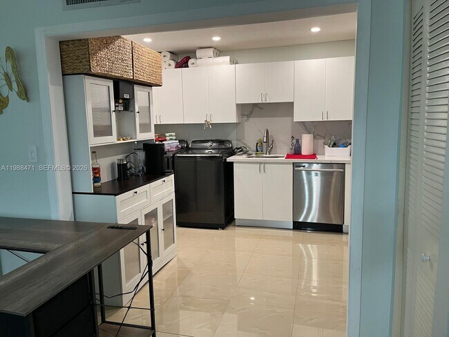 Foto del edificio - 301 N Pine Island Rd