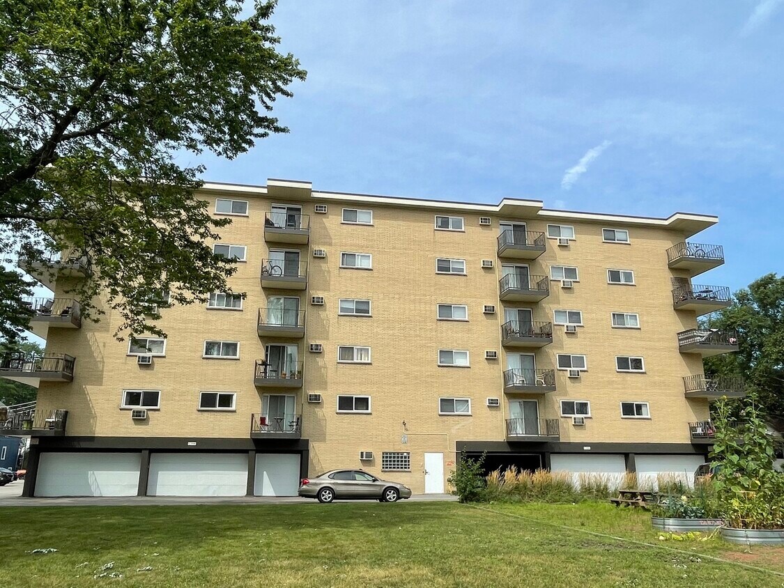 Foto principal - 7428 Washington St