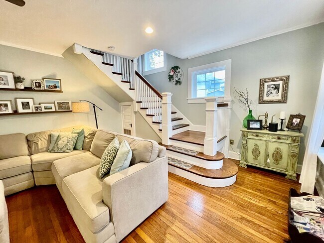 Foto del edificio - Charming Larchmont 4 Bedroom - 2 Sun Rooms...