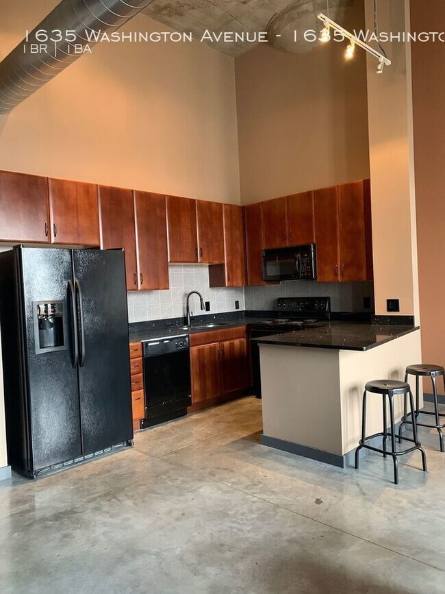 Building Photo - Spacious downtown loft