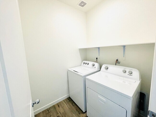 Foto del edificio - Newer 4 Bedroom Home, 3 car garage