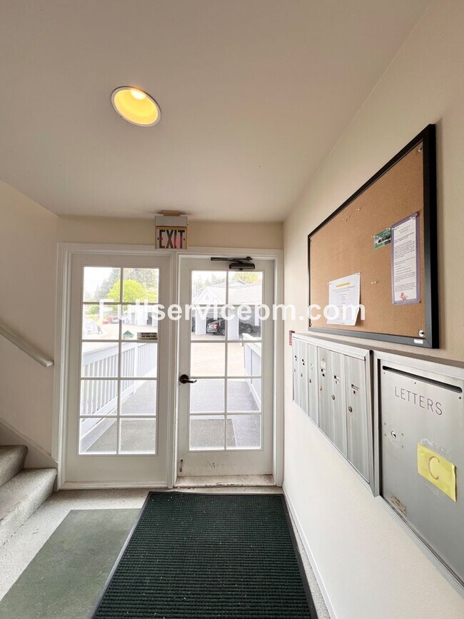 Foto del edificio - Stylish and Updated Newport Crest Condo