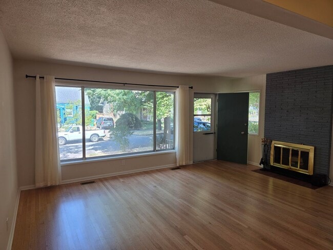 Building Photo - LOCATION! Immaculate 2 Bedroom Apartment S...