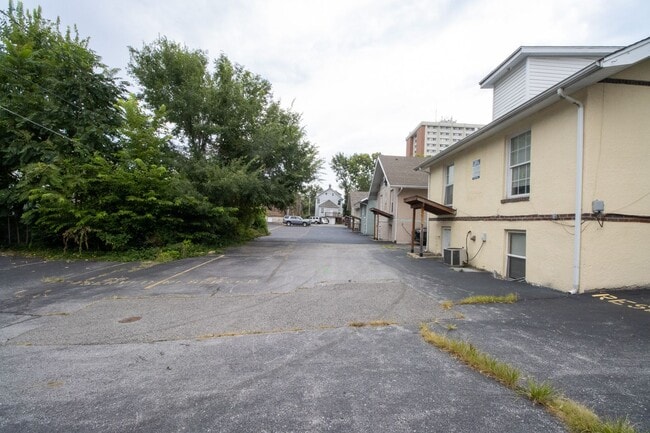 Building Photo - 1105 Hamilton Way