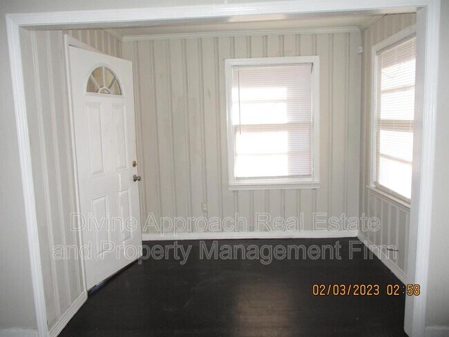 Building Photo - 1914 19th Ct N
