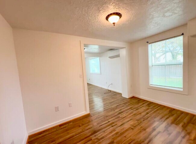 Building Photo - 232 S Tesch St