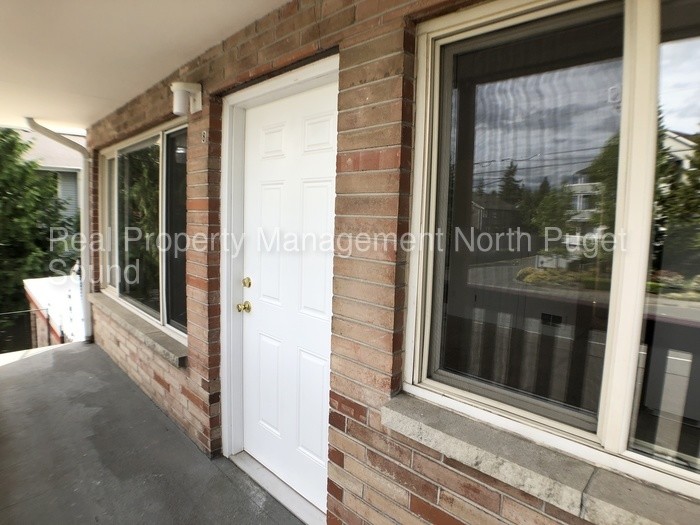 Primary Photo - Multi-Unit in a perfect location of Lynwood