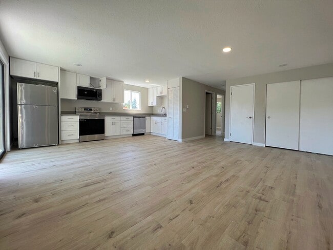 Open Concept Kitchen / Living - 17612 80th Ct NE