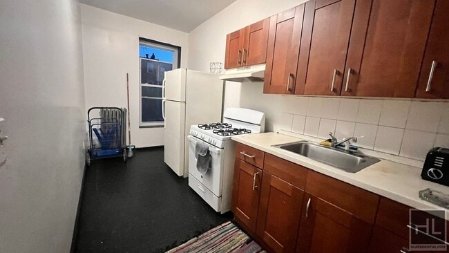 Building Photo - 444 Halsey St