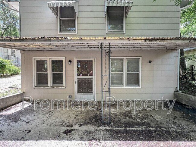 Building Photo - 911 S Pope Ave
