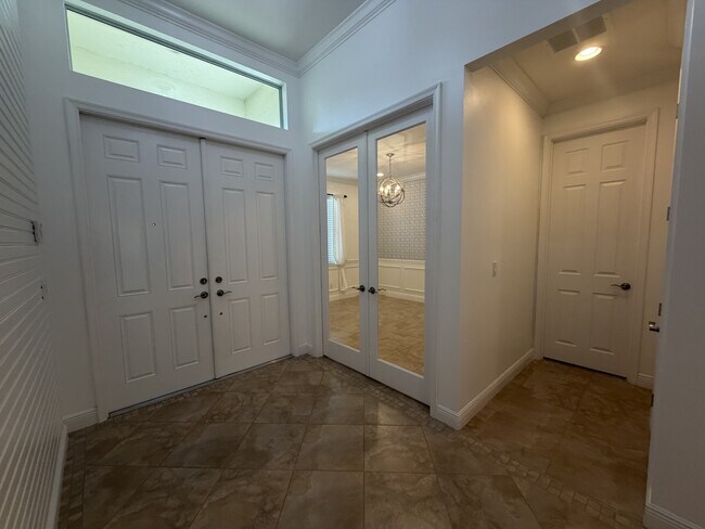 Building Photo - 11908 SW Crestwood Cir