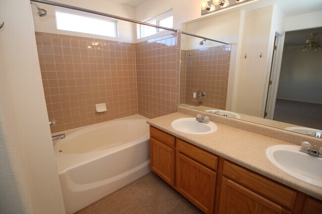 Foto del edificio - Newly Remodeled 3 Bedroom Home in Claremon...