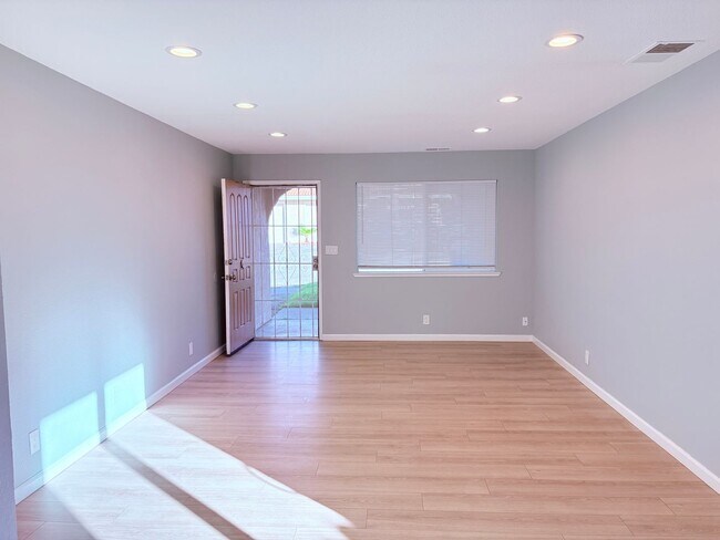 Building Photo - 2874-4219/4221 Casa Blanca