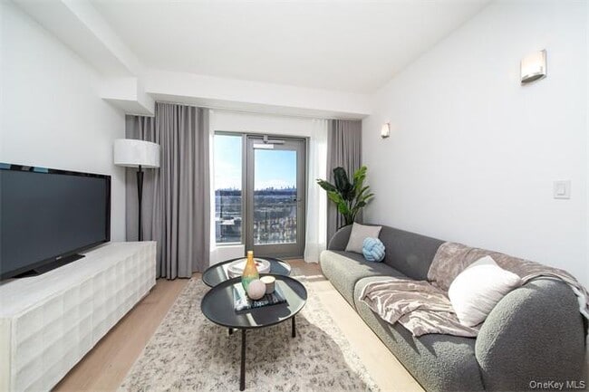 Building Photo - 33-71-71 Prince St