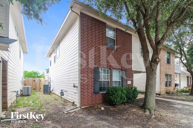 Foto del edificio - 6402 Mountain Pines Ln