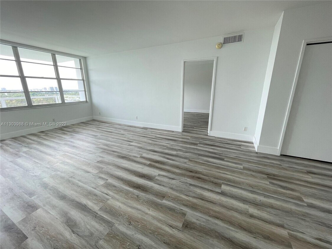 Primary Photo - 5700 Collins Ave