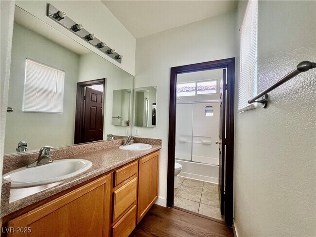 Foto del edificio - 1324 Sun Village Ave