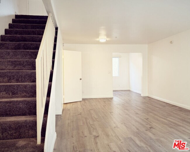 Building Photo - 16037 Vanowen St